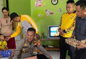 Polisi Batik Nau Berbagi Kepada Warga yang Membutuhkan