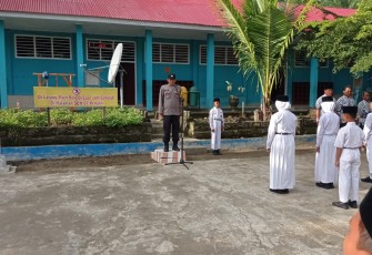 Bhabinkamtibmas Saat Jadi Pembina Upacara Di SDN 07 Penarik