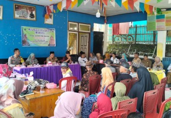 Bhabinkamtibmas Polsek Lebong Tengah Hadiri Musdessus Penetapan Calon Penerima BLT DD