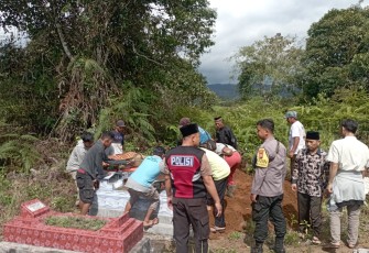 Bhabinkamtibmas Hadiri Pemakaman Warga yang Meninggal Dunia di Pondok Kebun