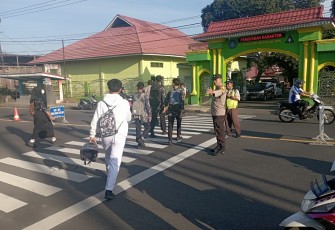 Polsek Curup Laksanakan Pengaturan Lalu Lintas Penyebrangan 