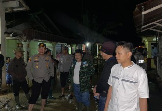 Bersama Wabup, Kapolres Lebong Pantau Banjir dan Beri Semangat