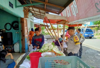 Cek Ketersediaan dan Harga Sembako, Bhabinkamtibmas Sambangi Toko dan Warung di Desa Binaannya