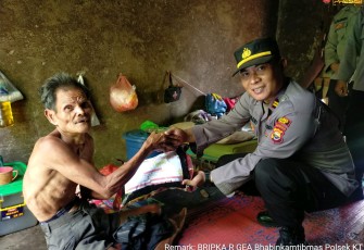 Peduli Lansia Tak Mampu, Polsek Kaur Tengah Salurkan Bantuan 