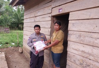 Polsek Padang Guci Hulu, Salurkan Bantuan ke Ibu Rumah Tangga Kurang Mampu