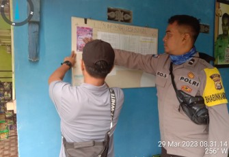Bhabinkamtibmas Polsek Lebong Selatan Sambangi Rumah Warga Pasang Stiker