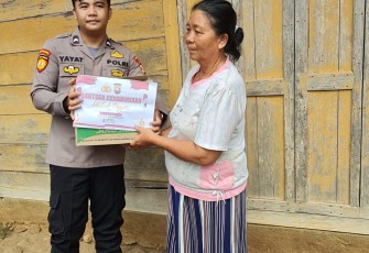 Polsek Padang Guci Hulu Salurkan Bantuan Kepada Warga Kurang Mampu