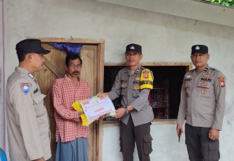 Warga Desa Muara Tetap  Terima Bingkisan dari Polsek Kaur Selatan 