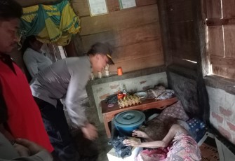 Polsek Batik Nau Bagikan Bantuan Sosial Kemanusiaan Untuk Masyarakat