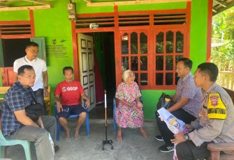 Sakit Buta dan Kurang Mampu, Dua Warga ini Terima Bansos dari Polres Kaur 