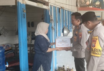 Warga di Kecamatan V Koto Terima Bansos dari Polres Mukomuko