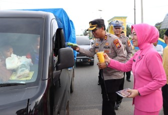 Ribuan Takjil Dibagikan Polres Mukomuko