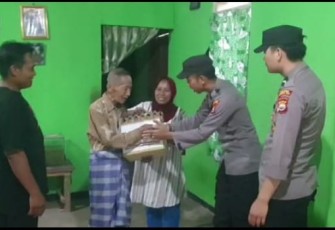 Ngabuburit Kapolsek Batik Nau Beserta Anggotanya di Isi Dengan Membagikan Bantuan Kemanusiaan Untuk Negeri