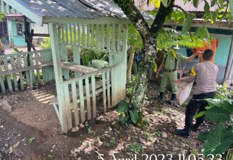 Hadir Ditengah Masyarakat, Polsek Lebong Selatan Melaksanakan Kegiatan Kebersihan Pos kamling 