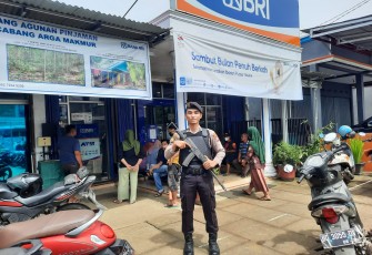 Personel Polsek Air Besi Laksanakan Pengamanan Objek Vital di Bank BRI Kerkap