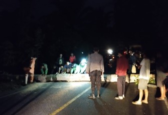 Patroli,  Polsek Talo Membersihkan Pohon Tumbang yang Melintang Dijalan Raya  