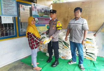 Polsek Sindang Kelingi Melaksanakan Kegiatan Monitoring Dan Pengamanan Penyaluran Bantuan