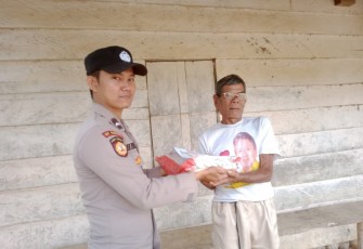 Giliran Pak Zakariah Terima Bansos dari Polsek Muara Sahung