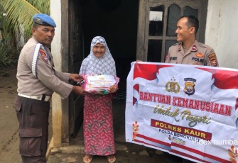 Lansia 89 Tahun Terima Bansos dari Polsek Tanjung Kemuning
