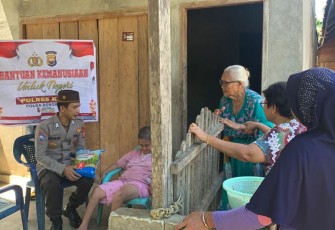 Penyandang Disabilitas Terima Bansos dari Polsek Kaur Utara