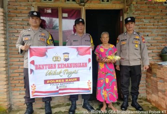 Hidup Sebatang Kara, Ibu Ramlah Terima Bansos dari Poslek Kaur Tengah