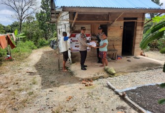 Penyaluran Bansos Polsek Muara Sahung Berlanjut, Kali ini Ibu Ratih Penerimanya