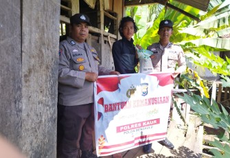 Polsek Maje Berikan Bansos Kepada Warga Desa Tanjung Baru