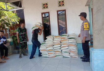 Polsek Lebong Selatan Kawal Pendistribusian Cadangan Beras ke KPM di 2 Kecamatan