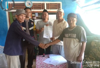 Bhabinkamtimbas Polsek Lebong Selatan Mediasi Dua Warga yang Bertikai