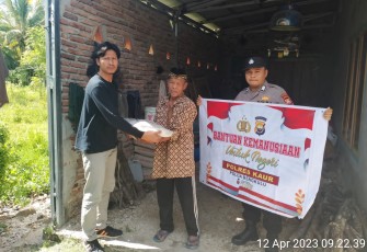 Warga Merpas Terima Bansos dari Polsek Nasal