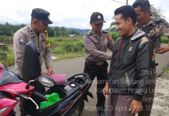 Polsek Padang Ulak Tanding Melakukan Pemeriksaan Sajam dan Senpi di Jalan Lintas Kotapadang - Padang Ulak Tanding.