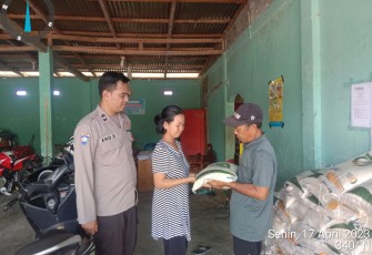 Bhabinkamtibmas Polsek Lebong Selatan Monitoring Pendistribusian Cadangan Beras Pemerintah 