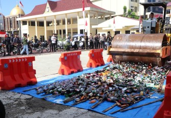 Seluma - Usai memimpin dan menggelar Apel Gelar Pasukan Ops Ketupat Nala 2023, Kapolres Seluma Polda Bengkulu AKBP Arif Eko Prastyo. S.I.K, M.H., didampingi Forkopimda melakukan pemusnahan barang bukti hasil Operasi Pekat Nala 2023. Pemusnahan barang bukti tersebut dilaksanakan di halaman Mapolres Seluma, Senin (17/4/2023)  Kapolres  Seluma AKBP Arif Eko Prastyo. S.I.K, M.H. yang didampingi Forkopimdan, PJU Polres dan beberapa Kepala OPD mengatakan pemusnahan barang bukti hari ini merupakan hasil dari Opera