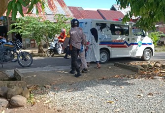 Bersama Lurah dan Ka Puskesmas, Bhabinkamtibmas Kandang Bantu Korban Anjing Liar ke RSHD Kota Bengkulu
