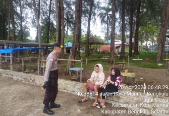 Personel Polres BS, Mengimbau Pengunjung Pantai Untuk Tidak Mandi di Tepi Pantai 