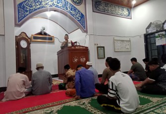 Personel Polres BS Isi Tausiah di Masjid Al Manar