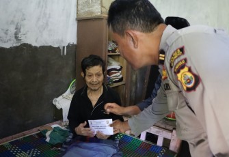 Polres Mukomuko Salurkan Zakat Fitrah Langsung Kepada Masyarakat