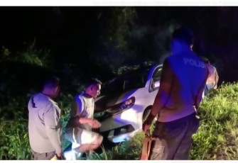 Pengemudi Mobilio Ngantuk, Mobil Nyungsep ke Siring, Polsek Talo Bantu Evakuasi