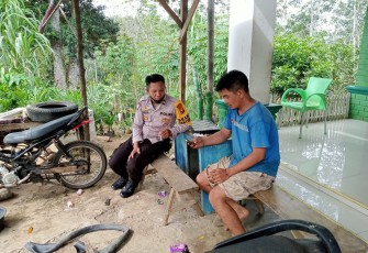Pak Bhabin Polsek Batik Nau Bagikan Nomor HP ke Warga Desa Binaannya