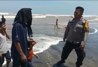 Polsek Batik Nau Imbau Pengunjung Pantai Serangai Untuk Tidak Mandi di Laut