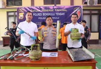 Curi Besi Jembatan, 4 Pria Ditangkap, 3 Buron