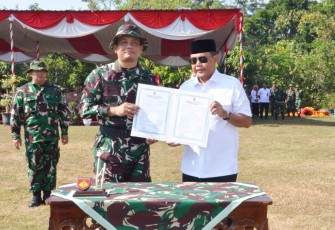 "Bupati Karanganyar serahkan Naskah TMMD Reg ke-117 kepada Dansatgas TMMD"