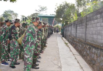 'Anggota Satgas TMMD sedang melaksanakan apel pagi"