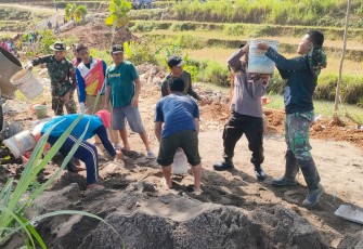 "Terlihat kerja sama Satgas TMMD Reg 117 Mojogedang dengan warga"