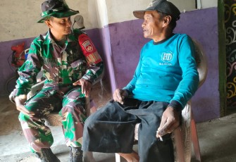 "Babinsa desa Gentungan Serka Mujiyanto sedang bersama mbah Sri Wahyu Nugroho"