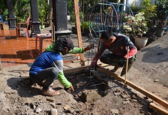 "Anggota Satgas TMMD sedang memasang cakar ayam bersama warga setempat"