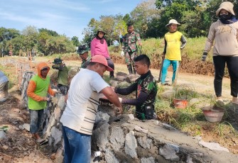 "Pemasangan batu miring oleh satgas TMMD bersama warga desa Gentungan"