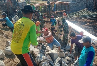 "Satgas TMMD Reg desa Gentungan bergotong-royong bersama warga"