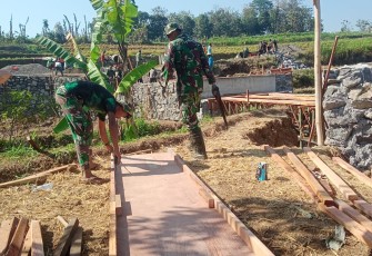 'Pemasangan papan cor jembatan oleh Satgas TMMD Gentungan"
