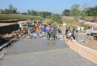 "Satgas TMMD Reguler Ke-117 Kodim 0727/Karanganyar bersama warga sedang mengerjakan betonisasi jalan, sebagai sasaran fisik TMMD di desa Gentungan kecamatan Mojogedang kabupaten Karanganyar"